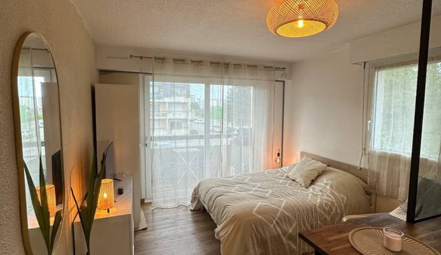 Cosy apartment with balcony + parking - quiet 2 steps from downtown