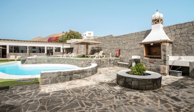 Cosy Apartment "4" with Terrace, Community Pool & Wi-Fi