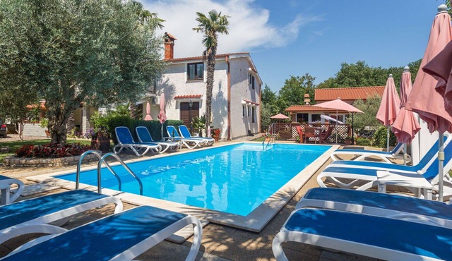 Cosy apartment for 5 guests with A/C, WIFI, pool, TV, terrace and pets allowed