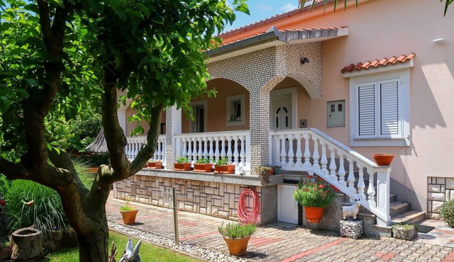 Cosy apartment for 6 guests with A/C, WIFI, TV, patio and pets allowed