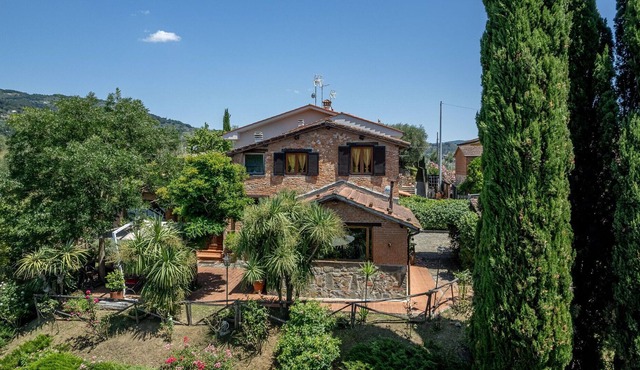 Cosy apartment in villa with WIFI, A/C, pool, TV, patio, pets allowed, panoramic view and parking