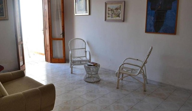 Cosy Apartment Near The Beach With Patio; Pets Allowed; Parking Available
