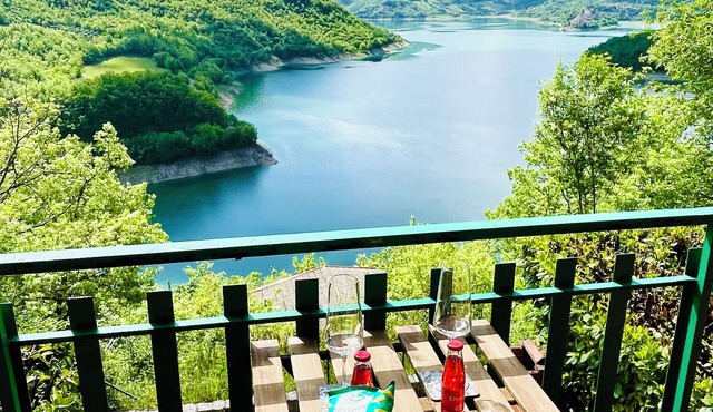 Cosy apartment with picturesque views of Lake Turano and surrounding mountains.