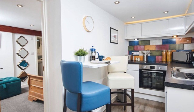 Cosy Apt w/Free Gym/Pool Access: Fast WiFi Nr EMA