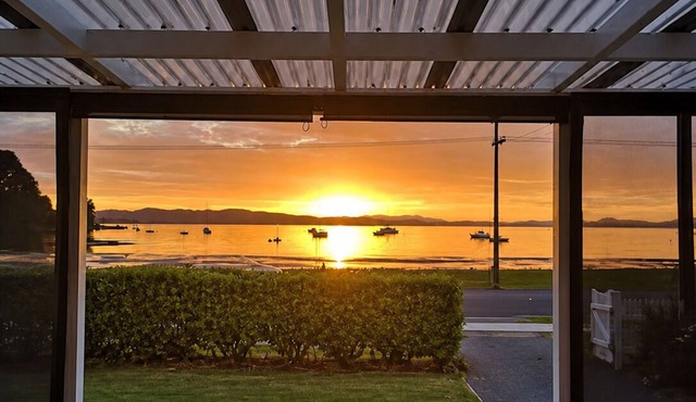Cosy Beachfront Cottage, Family and Pet friendly