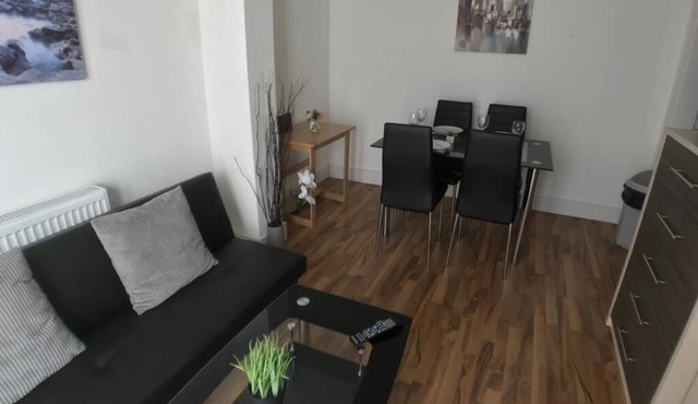 Cosy Bermondsey apt: Stylish 1BDR Patio Flat, Sleeps 3 Perfect for City Getaways