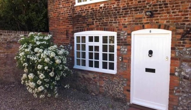 Cosy Carpenters Cottage Holt. Quiet & Secluded, parking, piano. NT properties