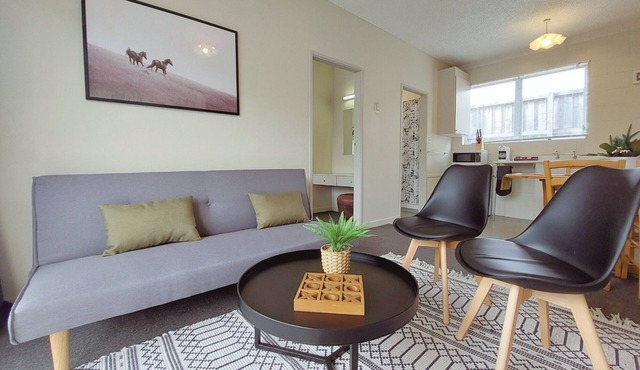 Cosy Claudelands 2-Bed Apartment with Parking
