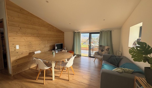 Cosy, comfortable chalet with mountain views and swimming pool