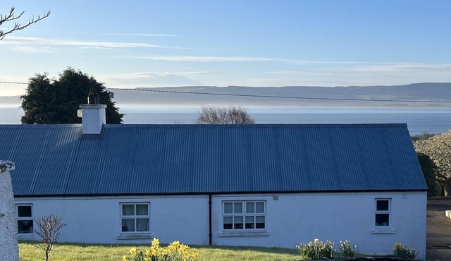 Cosy & comfortable cottage in private garden with panoramic sea views