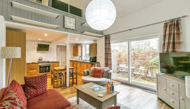 Cosy cottage in Christchurch with a double bedroom, private garden & parking