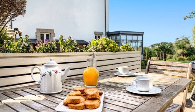 Cosy Cottage 'La Maison Du Gardien' with Sea & Port View, GR 34 Nearby