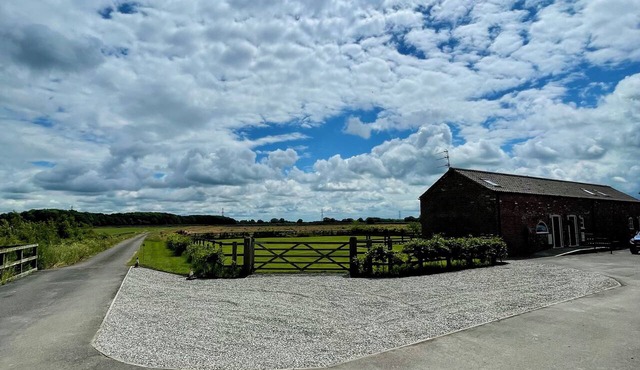 Cosy cottage on our Farm. Big garden, nr Howden. Padel courts on site