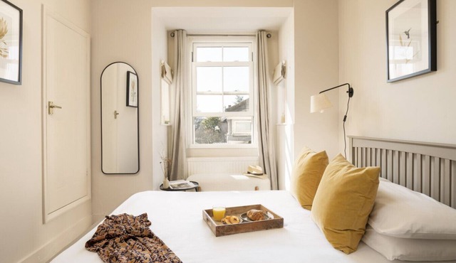 Cosy double room with en-suite shower room and free WiFi