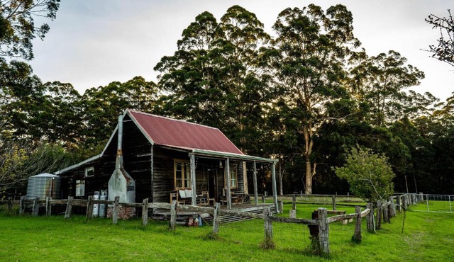 Cosy Farmstay: Green Cabin at Whispering Woods
