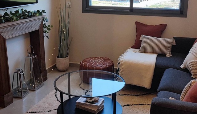 Cosy, fully-equipped apartment, 6 min from airport, fiber optics, air conditioning, free parking.