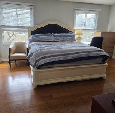 Cosy king master bedroom in center of North york