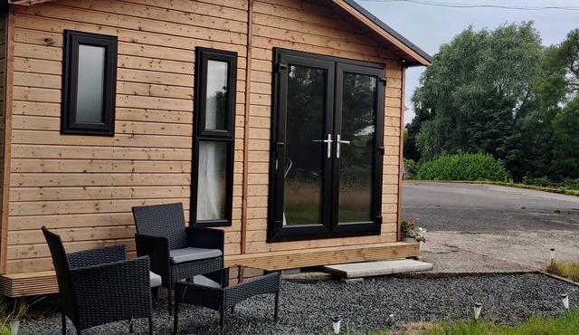 Cosy Log Cabin - views of Scrabo Tower