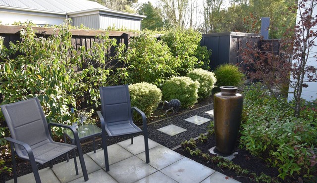 Cosy Luxury near Airport - Continental Breakfast, Spa and Pool
