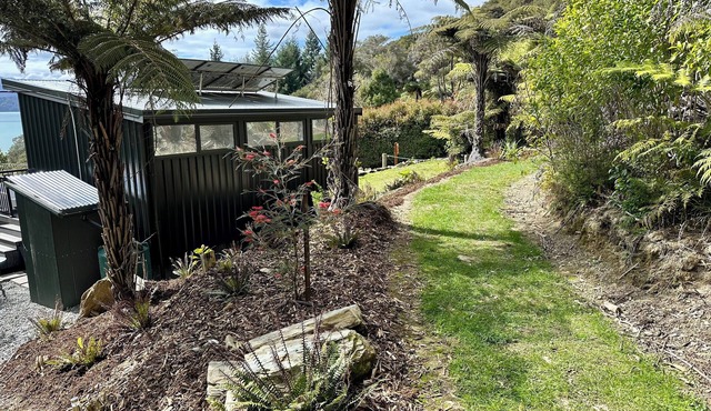 Cosy modern two bedroom off-grid cabin, in the Marlborough Sounds