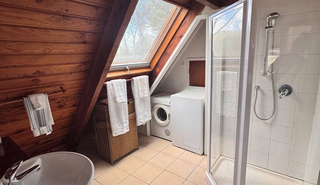 Cosy private beach house just steps away from the sand. Family and pet-friendly!