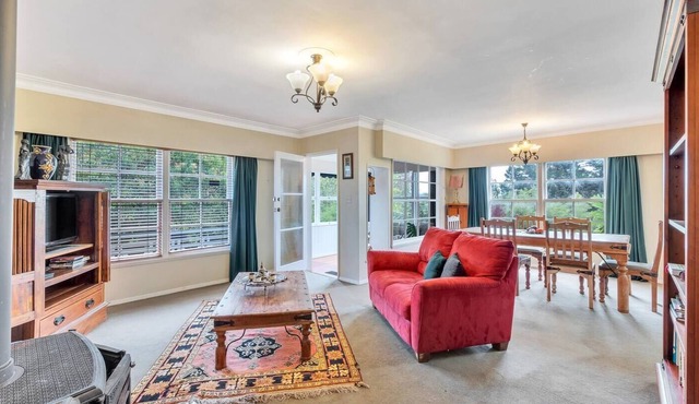 Cosy, quiet and rustic urban oasis. Close to the CBD, forest and beach.