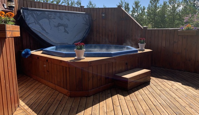 Cosy Retreat Home with Jacuzzi