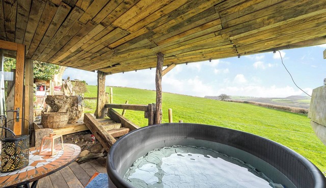 Cosy rustic cabin with hot tub and country views
