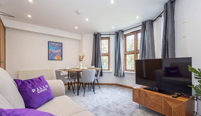 Cosy, Spacious Duplex Apartment near Salford Royal