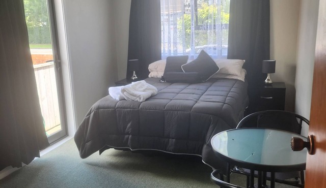 Cosy studio walking distance to shops rails. 45 minutes from the city