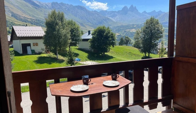 Cosy studio with superb view of the Aiguilles d'Arves at the foot of the slopes