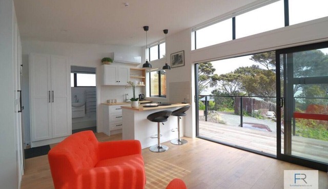 Cosy Tiny Home with Ocean Views|by Furnished Rentals