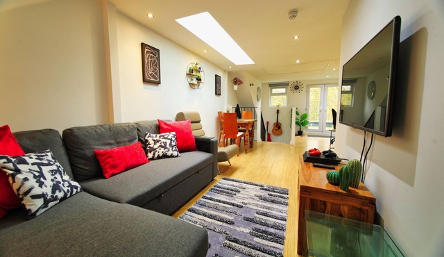 Cosy Top Floor Apartment w/Large Garden Terrace and Parking near the Emirates