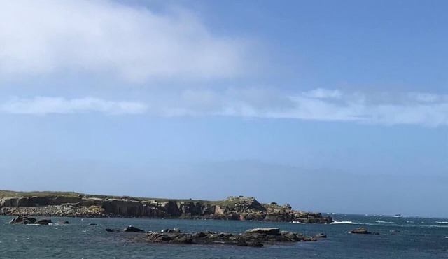 Cosy waterfront house sleeps 4, beach at end of garden