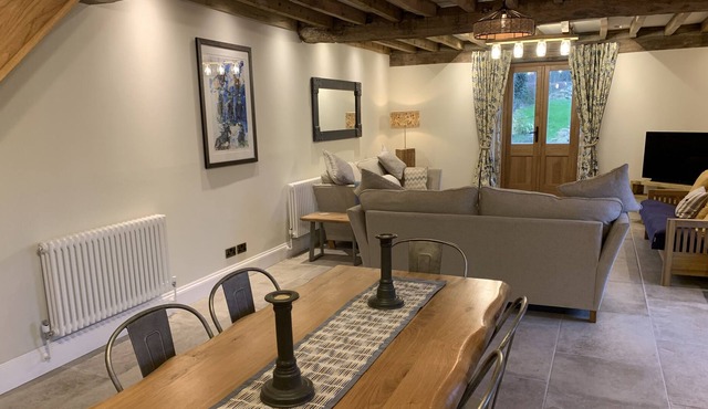 Cotswold converted stable with 2 bedrooms ensuite with spacious living area