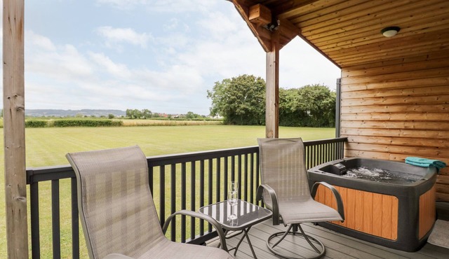 COTSWOLD VIEW 4, romantic, character holiday cottage in Honeybourne