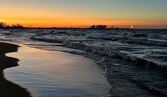 Cottage 300 steps from a private beach & minutes from Cedar Point & Sportsforce