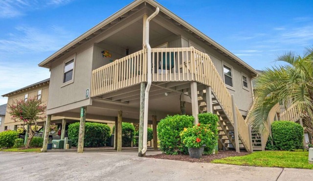 Cottage 4 min walk to the beach and Ocean Annies, 2 bed, 2 bath, Shore Dr. area,