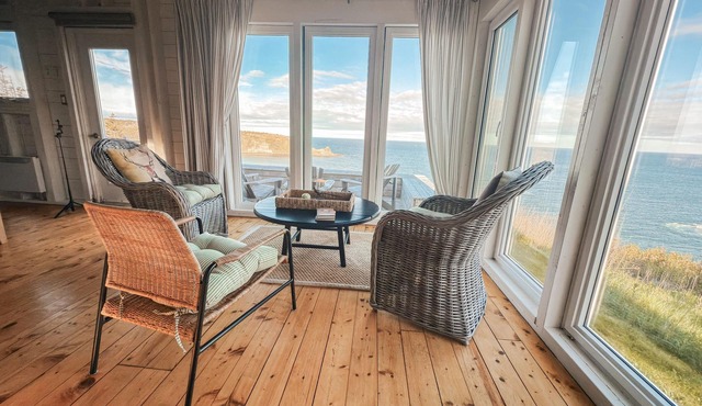 Cottage by Ocean with Stunning Views, 2 min. to beach, near Cabot Trail & Park