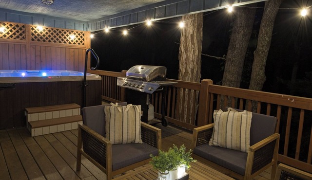 Cottage · Hot Tub · Treetop Deck · Fireplace