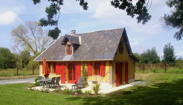 Cottage in the quiet of the countryside of the Pays d'Auge.
