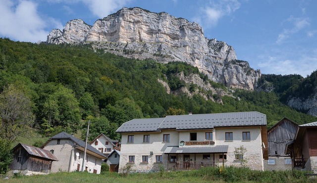 Cottage "La Ferme de l’Ours" with Mountain View, Private Terrace and Wi-Fi