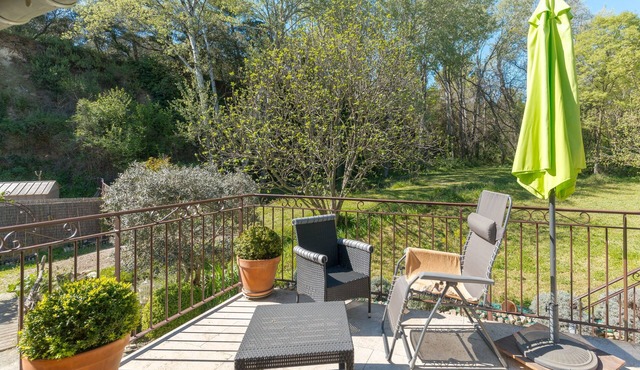 Cottage 'Le Romarin' with Shared Pool, Wi-Fi and Air Conditioning