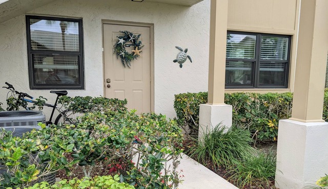 “Cottage-Like” 2 Beds/2 Bath Condo Close To Beaches & The Heart Of ‘Old Stuart'