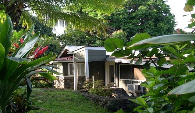 Cottage-like Duplex in South Kona on the Big Island. Sleeps two adult guests