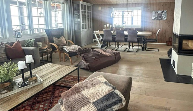 Cottage near Grønnsenknipa with skiing and hiking