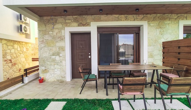 Cottage Nikiti, 2 min. from the sea!