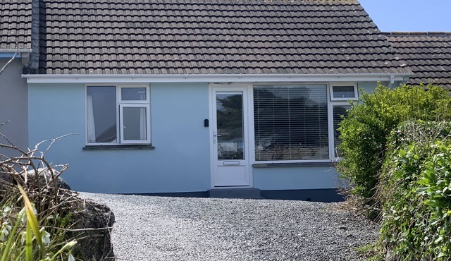 Cottage on coastpath, dogs welcome, includes Hotel indoor pool gym and tennis