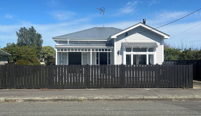 Cottage on Strasbourge: 2-minute walk to Martinborough Square, bikes