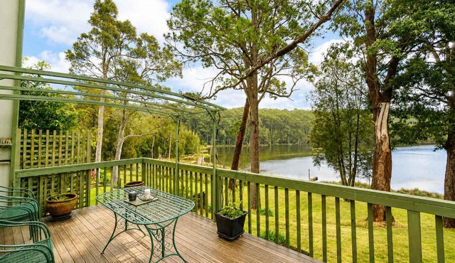 Cottage on the Lake - peaceful Burrill Lake escape